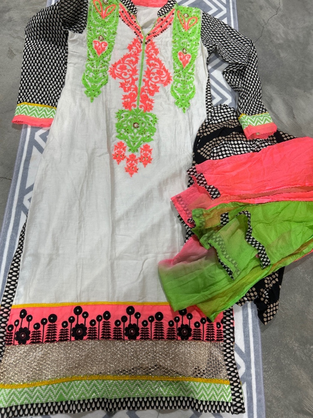 Extremely beautiful Indian Pakistani salwar kameez dupatta